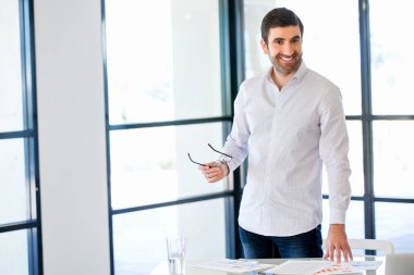 Ofiste duran genç beyaz iş adamı