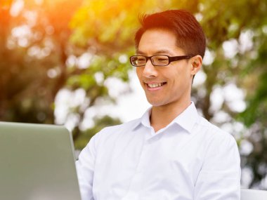 Genç işadamı Park onun mola sırasında rahatlatıcı