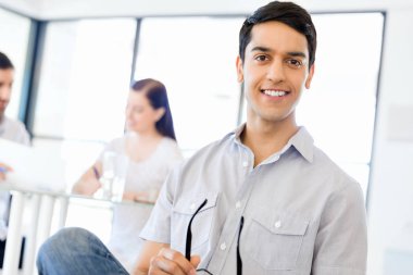 Ofiste rahat genç adam