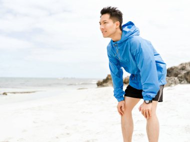 Yorgun fitness adam çalıştırdıktan sonra bir mola