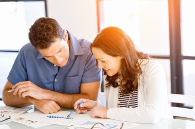 İki genç iş adamları Office görüntü