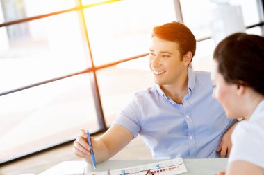 Ofiste rahat genç adam