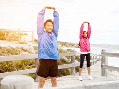 Egzersizleri yapıyor deniz kenarında genç Çift