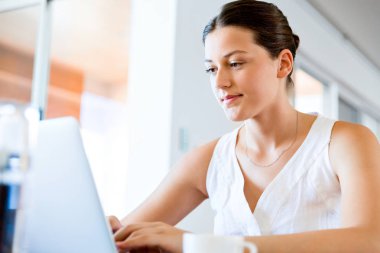 Onu laptop çalışan genç güzel kadın