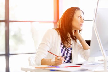 Mutlu girişimci veya serbest meslek sahibi bir ofis veya ev içinde