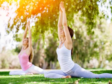 Genç kadın parkta egzersiz