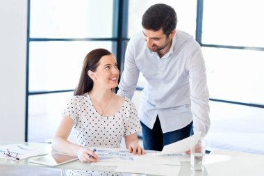 İki genç iş adamları Office görüntü