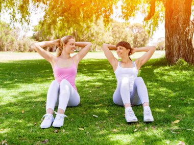 Genç kadın parkta egzersiz