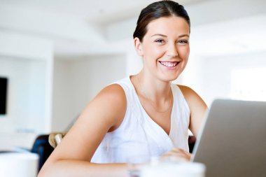 Onu laptop çalışan genç güzel kadın