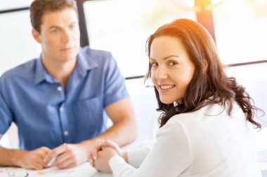 Mutlu girişimci veya serbest meslek sahibi bir ofis veya ev içinde