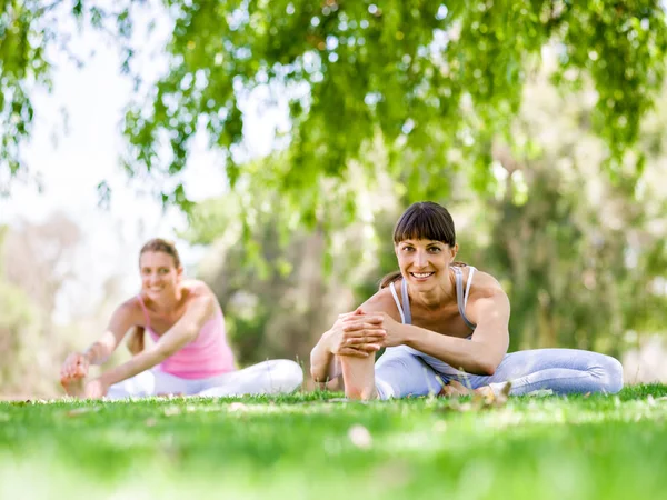 Jeunes femmes faisant de l'exercice dans le parc — Photo