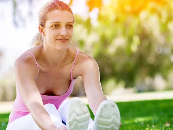 Young woman exercising in the park — Stock Photo, Image