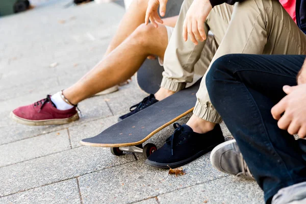 Skaters που έχοντας ένα διάλειμμα στο δρόμο — Φωτογραφία Αρχείου