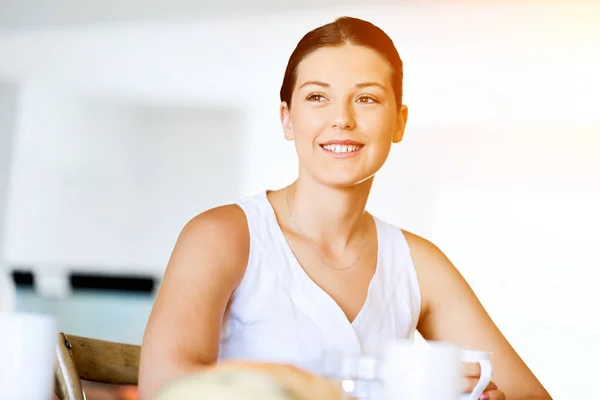 Mujer joven feliz con taza de té o café en casa —  Fotos de Stock