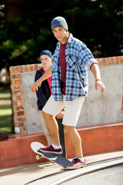 Tiener skateboarden buitenshuis — Stockfoto