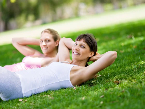Mujeres jóvenes haciendo ejercicio en el parque — Foto de Stock