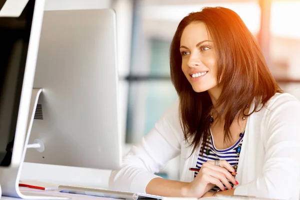 Porträtt av affärskvinna som arbetar på dator i office — Stockfoto