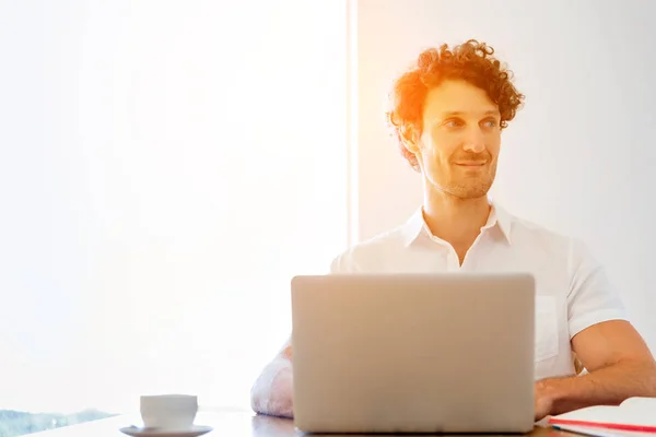 Uomo che lavora su laptop a casa — Foto Stock