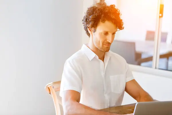 Man die thuis aan laptop werkt — Stockfoto