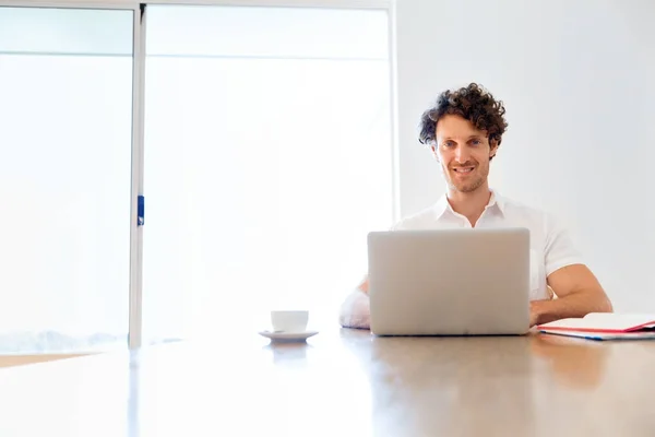 Mann arbeitet zu Hause am Laptop — Stockfoto