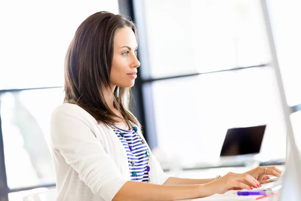 Entrepreneur heureux ou pigiste dans un bureau ou à la maison — Photo