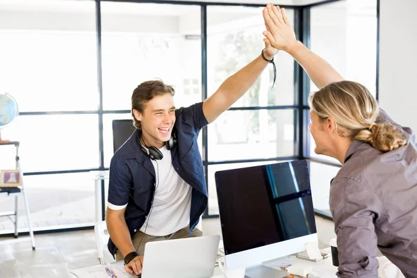 Due giovani imprenditori in carica celebrano il successo — Foto Stock