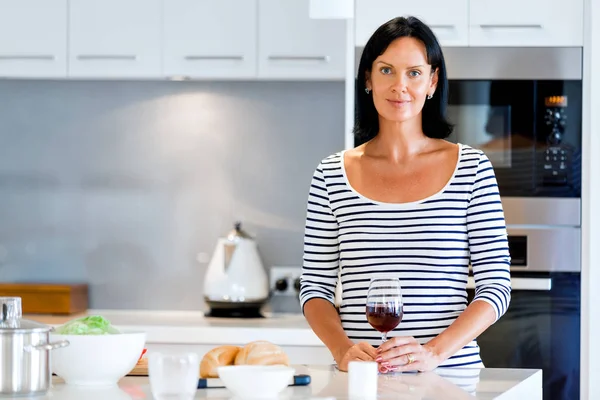 Schöne Frau hält Glas mit Rotwein — Stockfoto