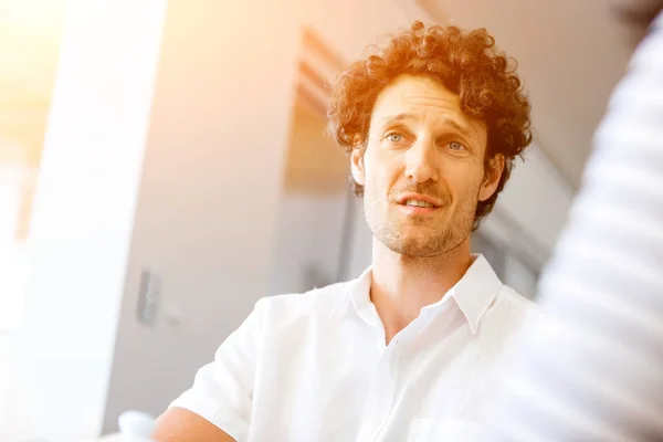 Portrait of man sitting and talking to woman indoors — Stock Photo, Image