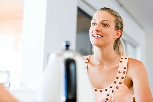 Junge Frau mit ihrem Freund am Tisch — Stockfoto