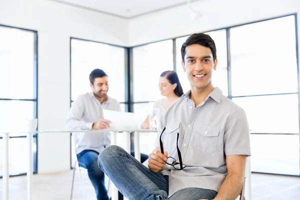 Hombre joven en informal en la oficina —  Fotos de Stock