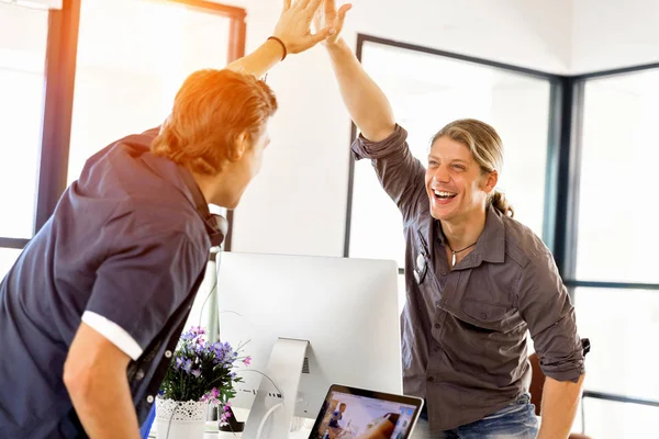 Zwei Jungunternehmer im Amt feiern Erfolg — Stockfoto