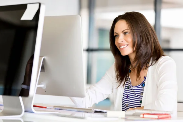 Portret van zakenvrouw werkt op computer in kantoor — Stockfoto