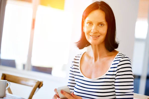 Portret van aantrekkelijke vrouw met telefoon — Stockfoto