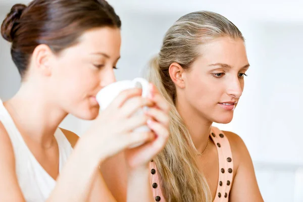 Zwei junge Frauen arbeiten gemeinsam am Laptop — Stockfoto