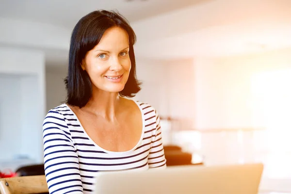 Mooie vrouw die op haar laptop werkt — Stockfoto