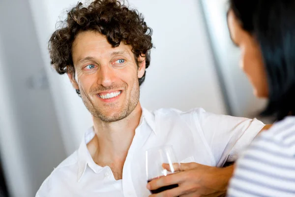 Portrait d'un couple prenant un verre de vin rouge — Photo