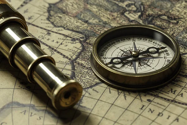Retro-Kompass mit alter Landkarte und Spionaglas — Stockfoto