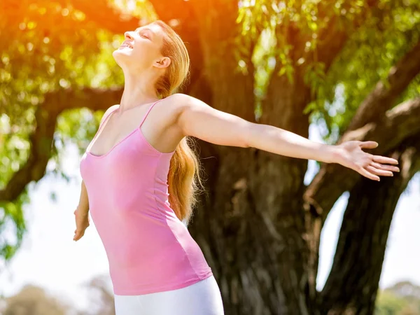 Giovane donna che si allena nel parco — Foto Stock