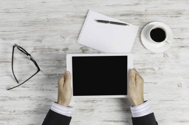 Tablet PC ile elinde boş perde