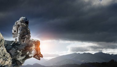 Rock kenarında uzay adamı. Karışık teknik