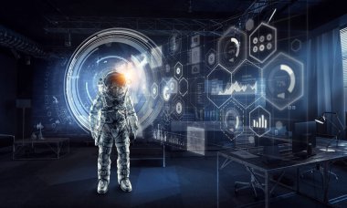 Astronot laboratuvar içinde keşfe çıkmak. Karışık teknik