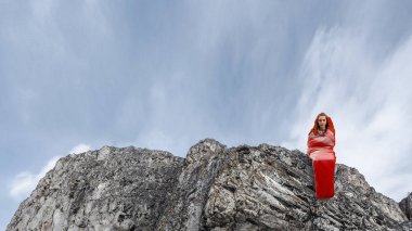 Kız turistik dinlenme. Karışık teknik