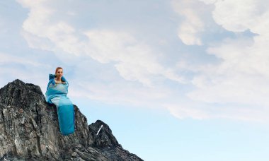 Kız turistik dinlenme. Karışık teknik