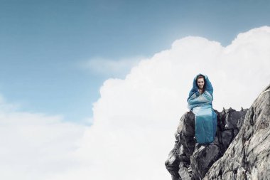 Kız turistik dinlenme. Karışık teknik