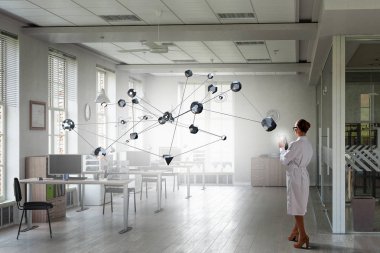 Bilim adamı kadın araştırma yapıyor. Karışık teknik