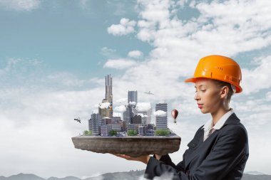 Kadın sunan inşaat projesi. Karışık teknik