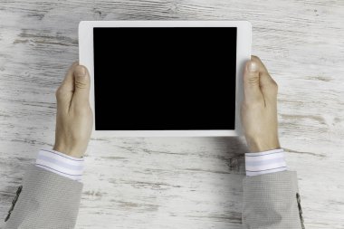 Tablet PC ile elinde boş perde