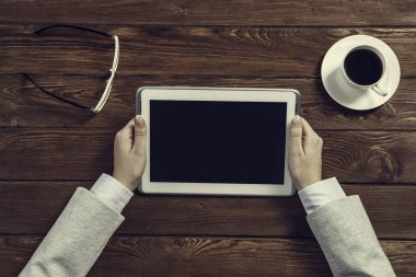 Tablet PC ile elinde boş perde