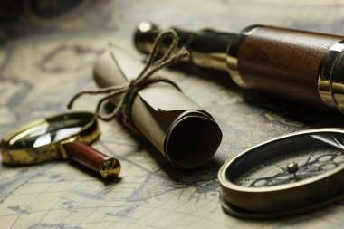Eski harita ve spyglass ile Retro pusula