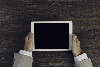 Tablet PC ile elinde boş perde